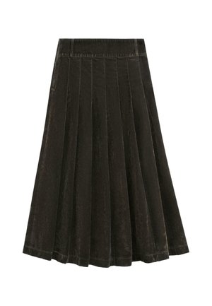 Černá sametová sukně s plisováním, strukturovaným pasem a hladkou texturou. Látka má jemný lesk, který vytváří nenápadné odlesky a stíny.