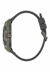 Montre numérique avec un bracelet gris foncé, un cadran rectangulaire et des accents métalliques. Présente un mélange de textures mates et brillantes.