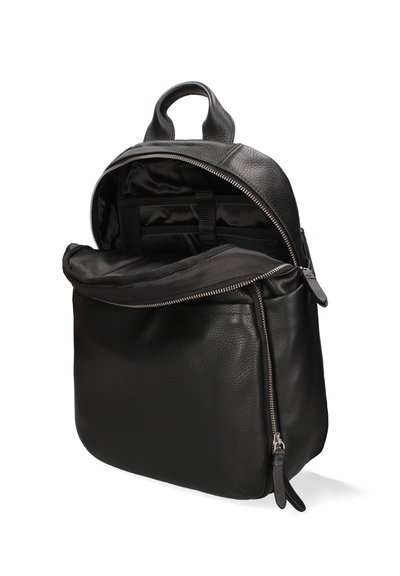 Sac à dos en cuir noir avec une finition texturée, intérieur spacieux et fermeture éclair. L'intérieur comprend des poches de rangement et un design élégant.