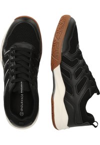 Svarta sportskor av nät och syntetiskt material, med en gummisula med texturerat grepp och snörning.