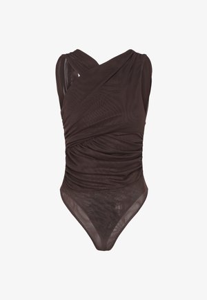 Brązowe bezrękawnikowe body z asymetrycznym owijanym wzorem i marszczonym przezroczystym materiałem na białym tle.