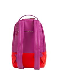 Sac à dos en cuir violet et rouge, avec des bretelles doubles, une poignée supérieure et une poche zippée à l'avant avec des accents colorés.