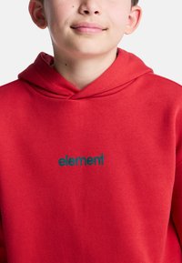 Rode hoodie gemaakt van zachte stof, met een groen "element"-logo in het midden. Soepele textuur met een voorzak.