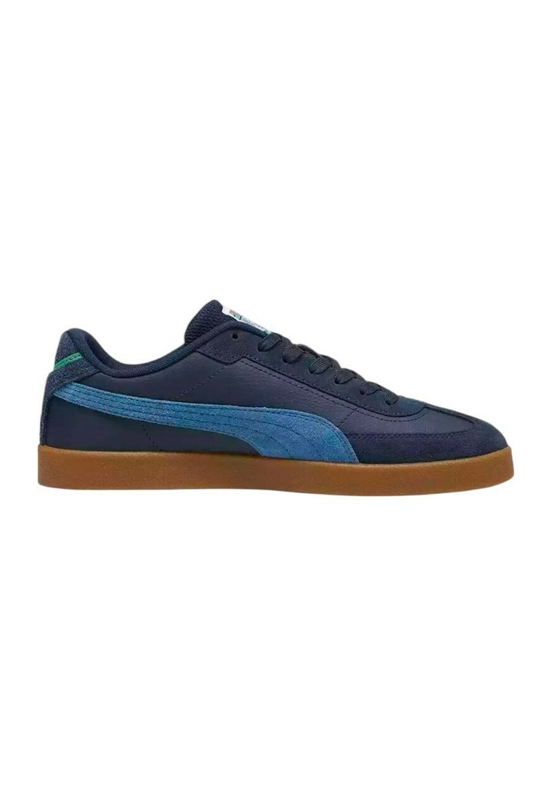 Zapatillas azul marino con parte superior de ante y cuero texturizados. Presentan acentos en azul verdoso, suela de goma marrón y un diseño de perfil bajo.