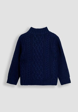 Granatowy sweter z wełny w warkocze z prążkowanym wysokim kołnierzem, mankietami i dołem, położony na jasnoszarym tle.