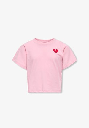 T-shirt rosa chiaro a maniche corte con scollo rotondo e piccola toppa a forma di cuore rosso sul petto sinistro con la scritta "THE VIP CLUB."