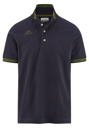 Polo shirt marine en coton avec un col, des rayures vertes sur le col et les manches, et un petit logo sur la poitrine.