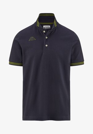 Polo shirt marine en coton avec un col, des rayures vertes sur le col et les manches, et un petit logo sur la poitrine.