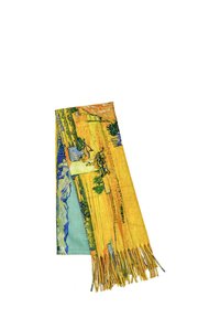 Foulard frangiato con un design paesaggistico giallo e blu, realizzato in tessuto leggero con una finitura texturizzata e colori vivaci.