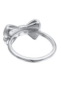Silberring in Form einer Schleife, mit einer glatten, polierten Oberfläche und einem 925-Stempel im Inneren. Abgerundeter Ring und symmetrisches Schleifendesign.