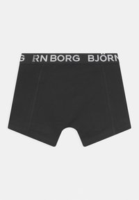 Melnas bokseršortus, kas izgatavoti no mīksta auduma, ar platām elastīgām jostasvītnēm, kurā redzams "BJÖRN BORG" logo baltā krāsā, un kūti īsu, pieguļošu dizainu.