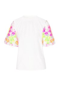 Hvid top med korte, pufrede ærmer prydet med farverig blomsterbroderi i pink, gul og orange, glat tekstur og rynket udskæring.