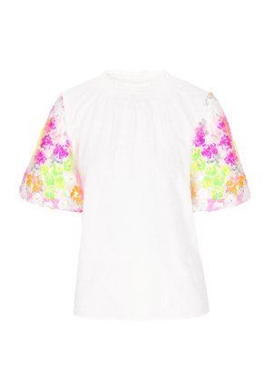 Valkoinen yläosa, jossa on lyhyet, pullistuvat hihat ja värikkäitä kukka-ompeluja vaaleanpunaisena, keltaisena ja oranssina, sileä tekstuuri ja rypistetty kaula-aukko.