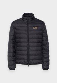 Veste matelassée noire avec col montant, fermeture éclair intégrale à l'avant et logo doré EA7 Emporio Armani sur la poitrine gauche.