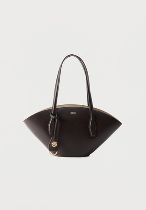 Tumepruun nahast käekott kahe käepidemega, kuldse "BOSS" logoga ja sobiva nahast sildiga, millel on kuldne rõngas ja "B" embleem.