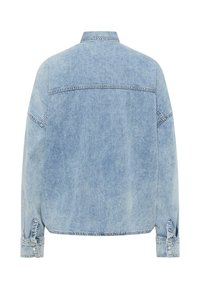 Světlá modrá džínsová bunda s mírně oversized střihem, knoflíkovými manžetami a zadním švem. Hladká textura a ležérní design.