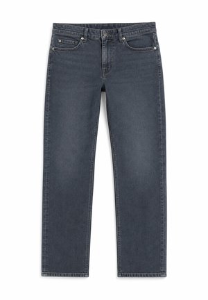 Dunkelgraue Jeans mit geradem Bein, vorderen Taschen, Gürtelschlaufen sowie Knopf- und Reißverschluss, flach auf weißem Hintergrund liegend.