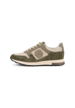 Zapatilla casual en verde oliva y beige con material de ante y malla, cierre de cordones en la parte frontal y el número 8 en el lateral.
