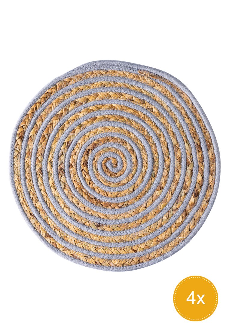 Runde, geflochtene Tischunterlage aus Stroh mit grauer Stoffspiralnaht auf weißem Hintergrund und einem gelben "4x"-Etikett.