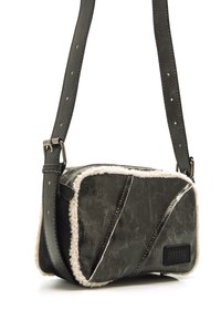 Bolso cruzado de cuero negro con superficie texturizada, forro de piel de crema y detalles en plata. Cuenta con cierre zip y correa ajustable.