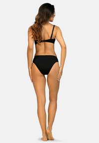 Czarny zestaw bikini z prostym wzorem; staniki z regulowanymi ramiączkami i majteczki z wysokim stanem. Gładki materiał i minimalistyczny styl.