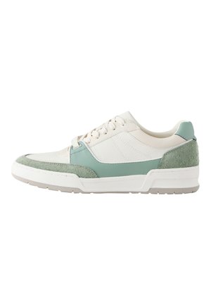 Lav-sko sneaker med hvidt læder, lys grøn ruskind og læderdetaljer, snørelukning og tekstureret gummisål.