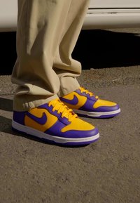 Nike Sportswear DUNK RETRO - Sapatilhas de cano alto - court purple/university gold/white