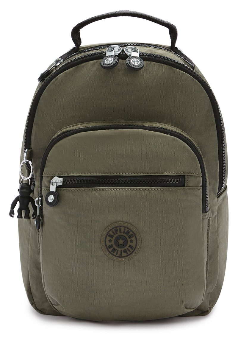Zaino Kipling in nylon verde oliva, con forma arrotondata, manico superiore, diverse tasche con zip e un portachiavi a forma di scimmia come accent.