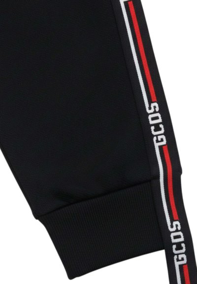 Czarny materiałowy rękaw z prążkowanym mankietem ozdobionym czerwono-biało-czarnym paskiem oraz napisem "GCDS" na krawędzi.