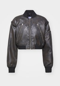 Przycięta czarna skórzana kurtka bomber z prążkowanym kołnierzem i mankietami, z dwoma przednimi kieszeniami na zamek oraz srebrnymi detalami.