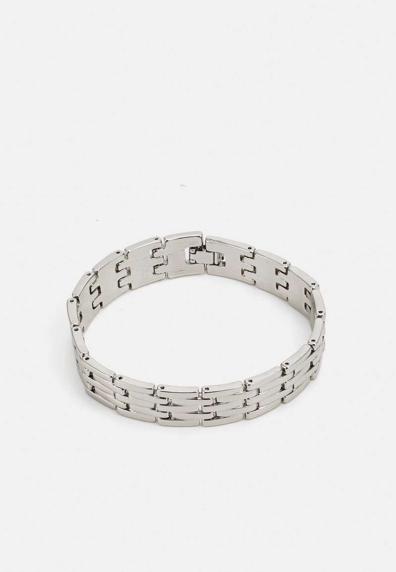 Bracelet en métal avec des maillons rectangulaires entrelacés ; finition argentée polie ; doté d'un fermoir sécurisé pour la fermeture.