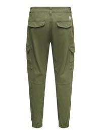 Pantalones cargo color verde oliva con dobladillo ajustable con cordón, dos bolsillos traseros y bolsillos laterales cargo. Confeccionados en tela resistente con un ajuste cómodo y holgado.
