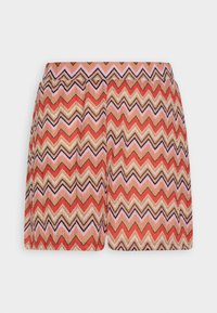 Pantaloni corti a zig zag rossi e rosa con accenti gialli e neri; design plissettato, tessuto morbido, vita elastica.