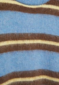 Pulover tricotat cu dungi orizontale în nuanțe de albastru deschis, maro închis și crem, având o texture moale și o ușoară pufosenie.