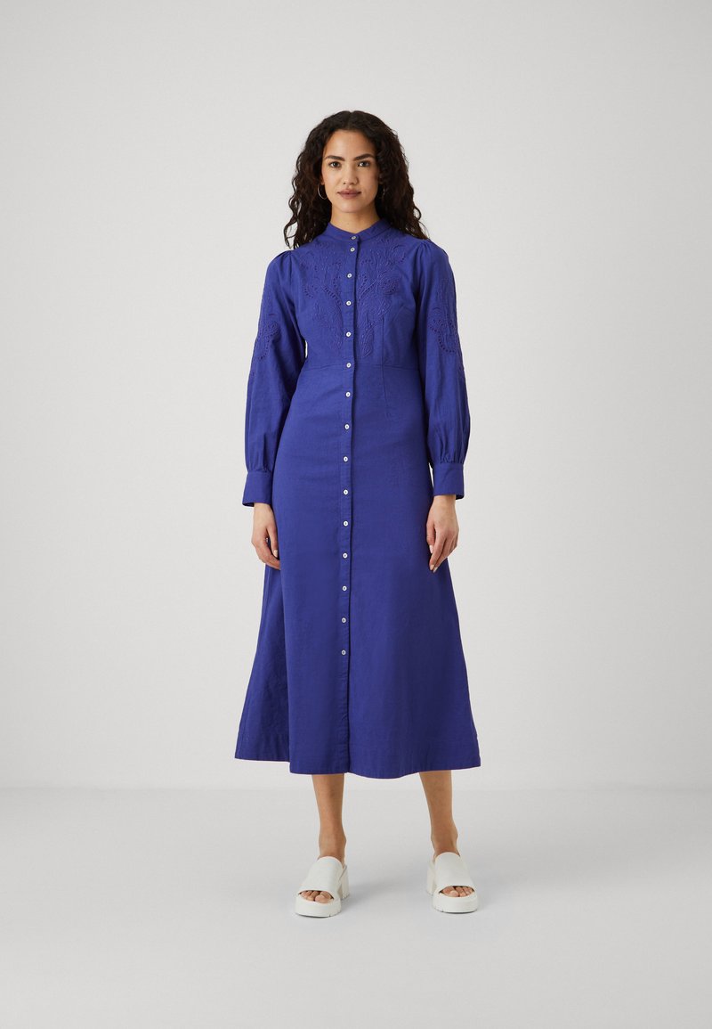 Vestito a maniche lunghe con bottoni di un blu vivace, con dettagli ricamati sulle maniche, realizzato in un tessuto testurizzato e con una vestibilità rilassata.