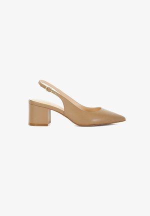 Escarpin slingback en cuir beige avec un bout pointu et un talon carré. Dispose d'une sangle réglable et d'une texture lisse et brillante.