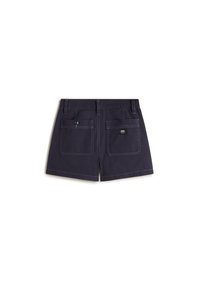 Shorts bleu marine avec une texture lisse, dotés de deux poches arrière, d'une fermeture à bouton et de détails de couture contrastants.