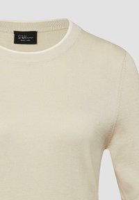 Kremasti pleteni džemper s okruglim izrezom i vidljivom oznakom brenda S.Oliver Black Label unutar ovratnika.