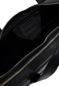 Schwarze Lederhandtasche mit einem Reißverschluss, ausgestattet mit einem Stoffinnenfutter und einem Etikett. Auffällige silberne Reißverschlussdetails und glatte Textur.