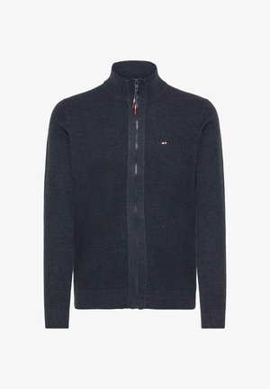 Tumši pelēks rāvējslēdzēja džemperis ar ribotas apkakles un aprocēm dizainu, kuram ir smalks aušanas raksts un neliels logo kreisajā krūtī.