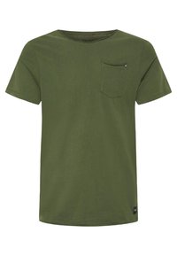 Πράσινο κοντομάνικο T-shirt με στρογγυλή λαιμόκοψη, μικρή τσέπη στο στήθος με κουμπί και μαύρη ετικέτα κοντά στο κάτω τελείωμα στην αριστερή πλευρά μπροστά.