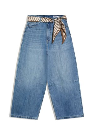 Niebieskie szerokie spodnie dżinsowe o skróconej długości, z przednimi kieszeniami oraz paskiem z brązowo-białej paskowanej tkaniny zawiązanym w talii.