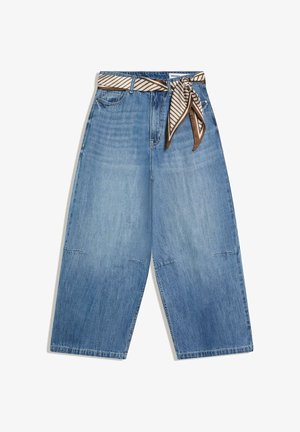 Blaue, weit geschnittene Jeans mit kurzem Bein, vorderen Taschen und einem gestreiften braun-weißen Stoffgürtel, der an der Taille gebunden ist.