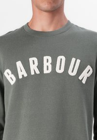 Barbour PREP LOGO CREW NECK - Camisola - thyme
