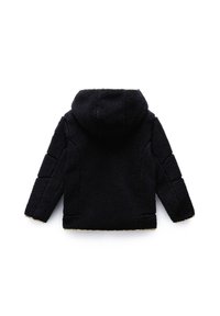 Veste en polaire noire avec capuche, dotée d'un matériau texturé, de poches latérales et d'une doublure douce. La vue arrière montre des détails de couture.