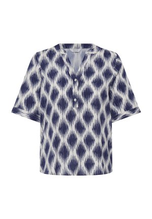 Bluzka z krótkim rękawem w granatowy abstrakcyjny wzór diamentów na białym tle, z dekoltem w szpic i trzema guzikami.
