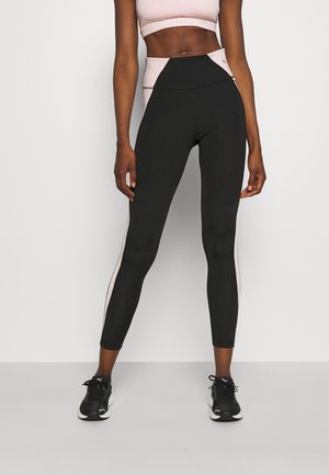 Leggings neri a vita alta con pannelli laterali rosa e una texture liscia, progettati per comfort e flessibilità.