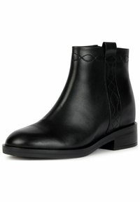 Botas de cuero negras hasta el tobillo con punta redonda y tacón bajo cuadrado. Presenta costuras decorativas a lo largo del costado y una lengüeta en la parte posterior.