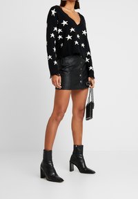 Honey Punch Stickad tröja - black