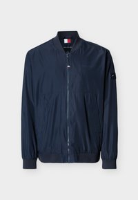 Μπουφάν μπλε ναυτικού στιλ με φερμουάρ μπροστά, ριμπ γιακά και μανσέτες, πλαϊνές τσέπες και επιθέματα με λογότυπο Tommy Hilfiger στο στήθος και στο μανίκι.